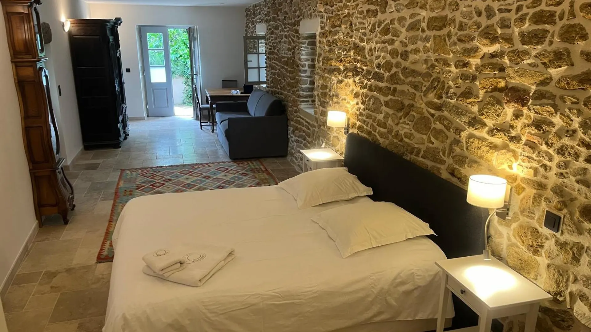 Domaine De La Calamande Grillon 0*,  France